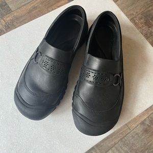 Keen black leather comfort shoes with eyelet detail for women